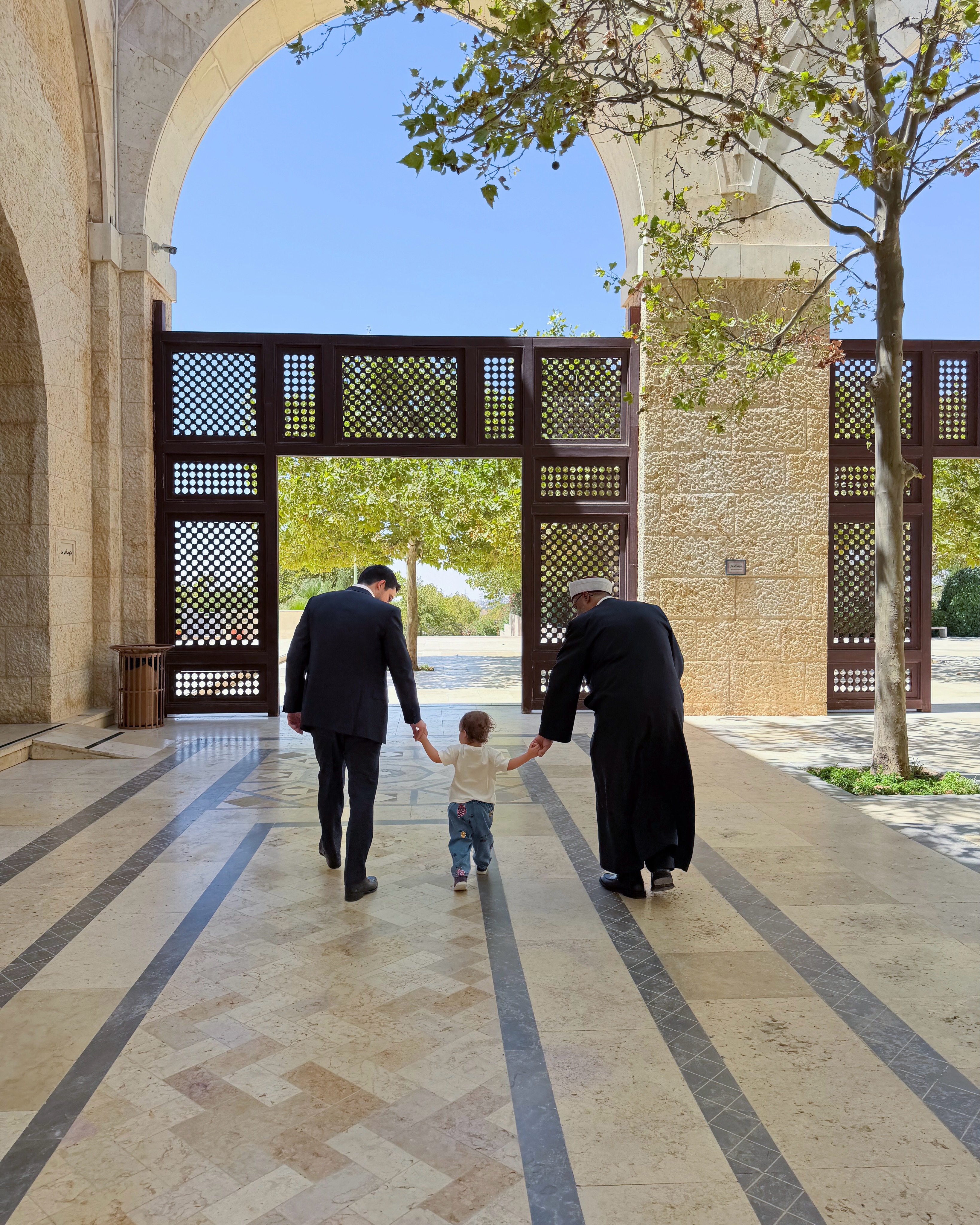 الأمير الحسين والأميرة إيمان بنت الحسين مع شيخ المسجد