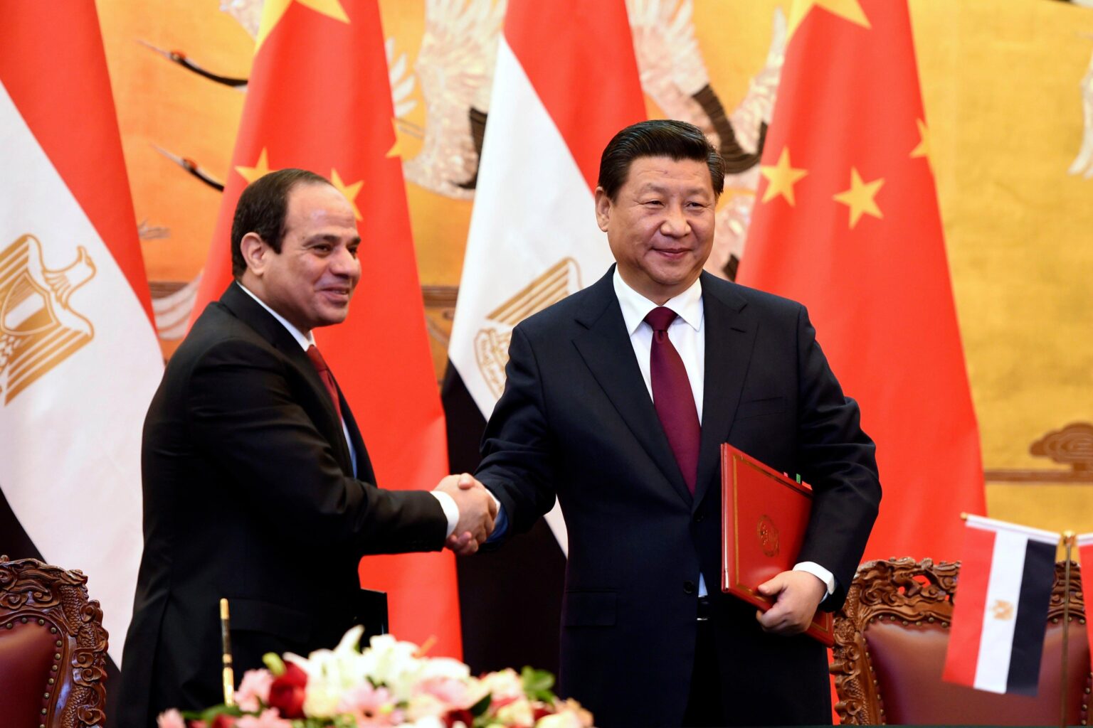 الرئيس المصري عبدالفتاح السيسي يصافح نظيره الصيني شي جين بينغ (وكالات)