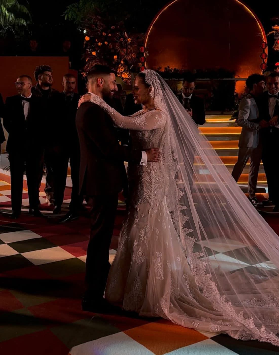 العروسان (سوشيال ميديا)