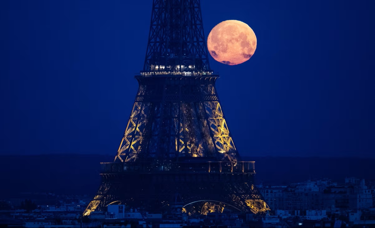 القمر الوردي في باريس عام 2024 (أ ف ب)