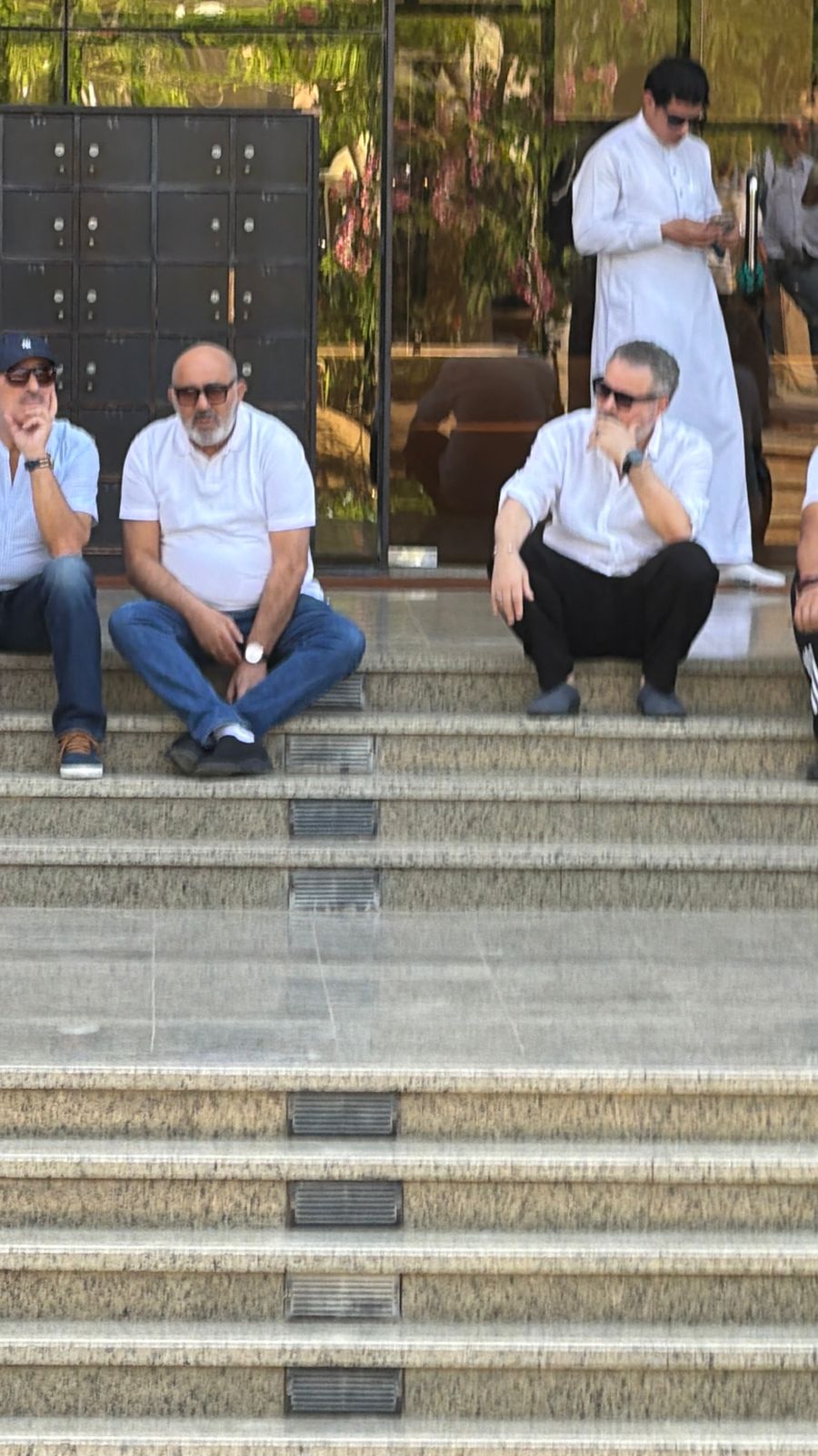 اللون الأبيض في جنازة محمد مرزبان (سوشيال ميديا)