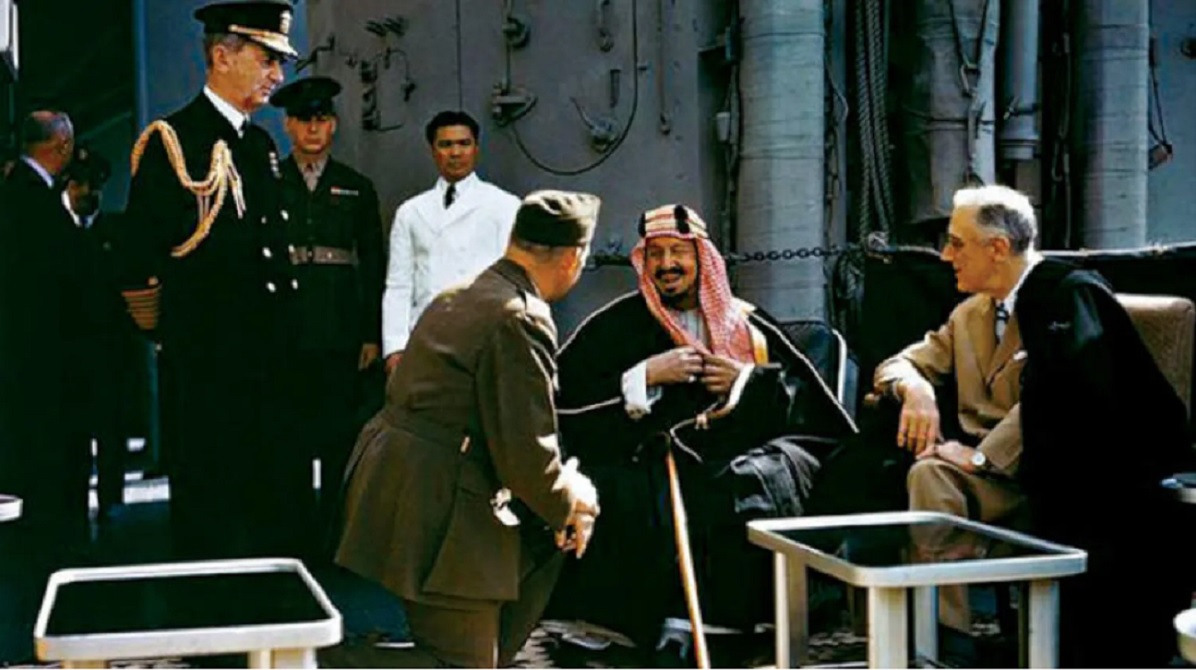 الملك عبدالعزيز آل سعود والرئيس الأميركي فرنكلين روزفلت (وكالات)