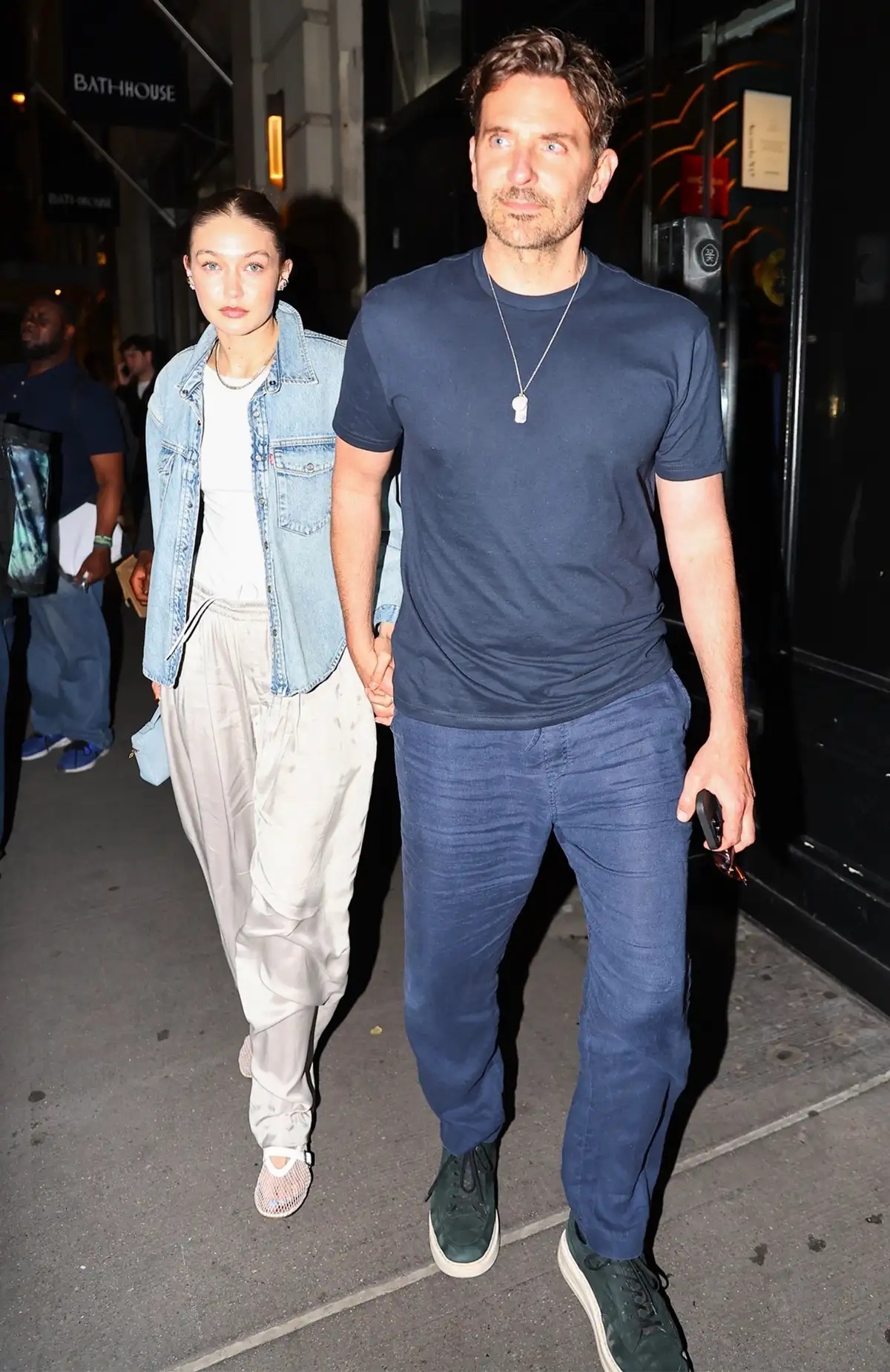 برادلي كوبر وجيجي حديد (سوشيال ميديا)