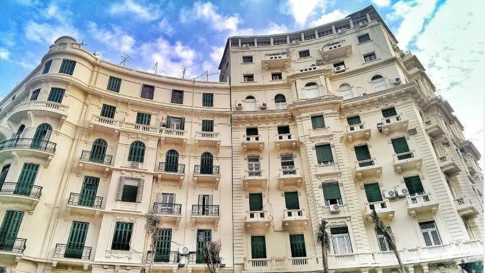 بناء بطراز معماري قديم بوسط القاهرة (وكالات)