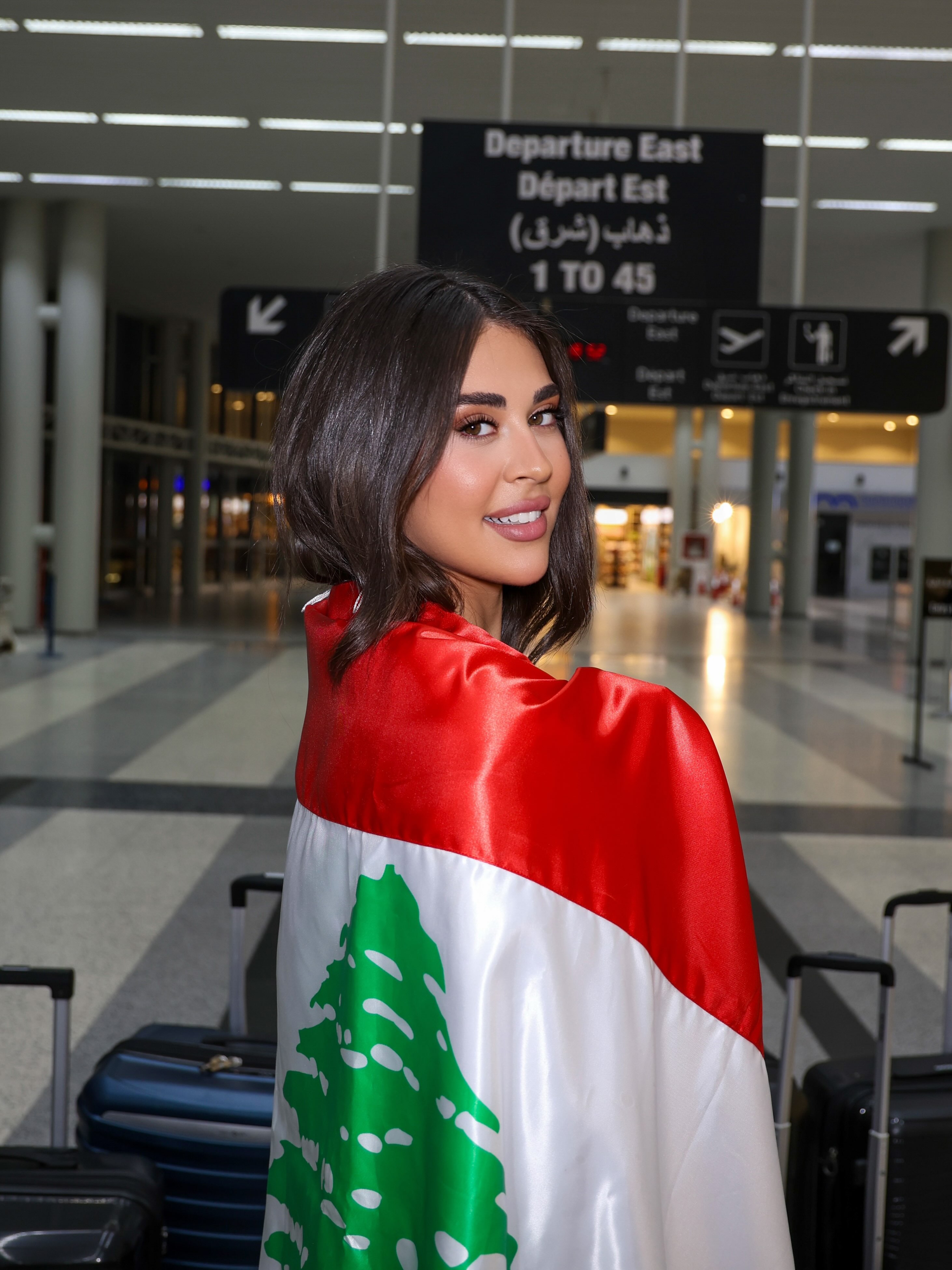 بيرلا حرب متشحة بالعلم اللبناني (إنستغرام)