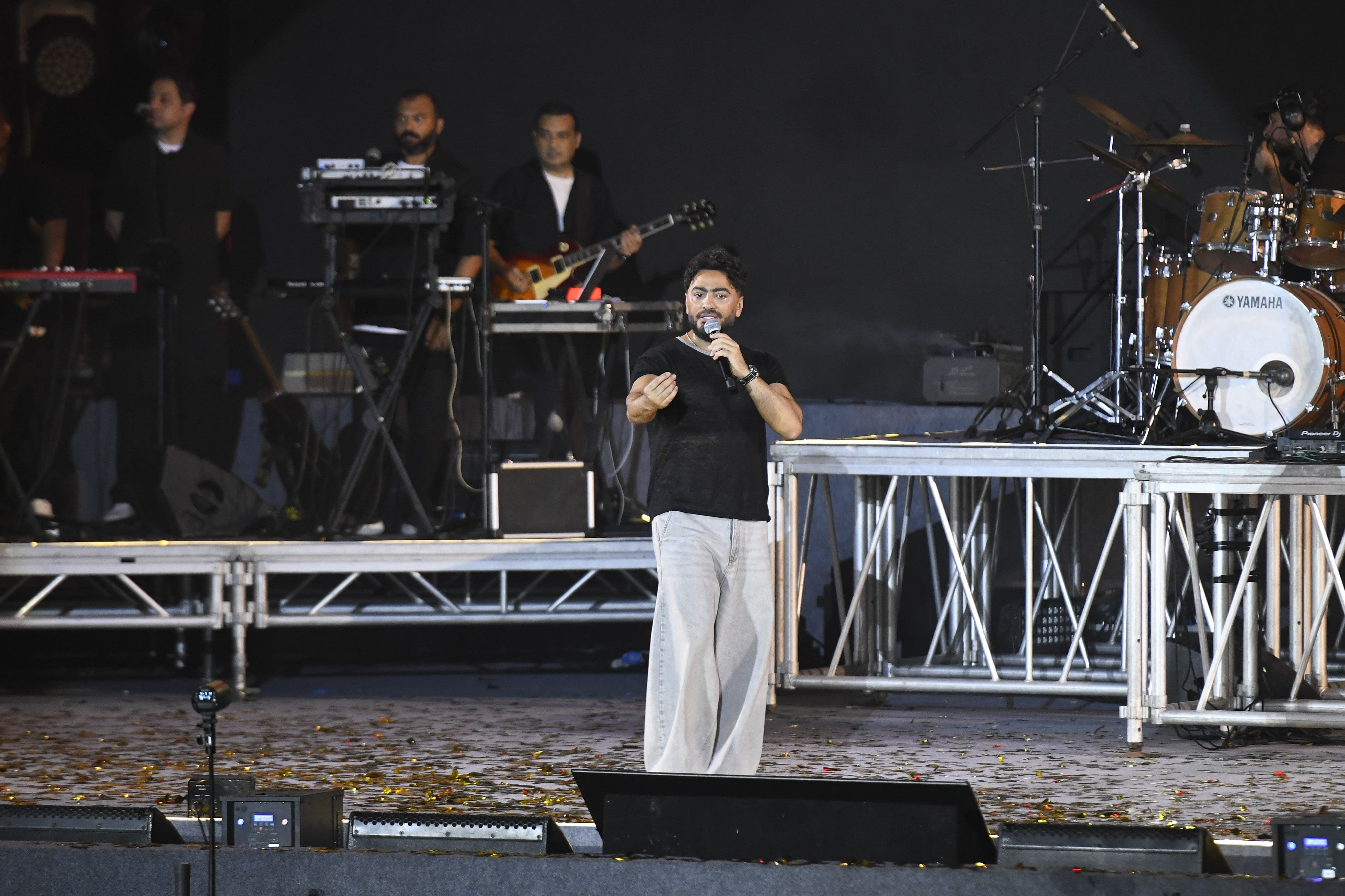 تامر حسني على المسرح في الحفل (سوشيال ميديا)