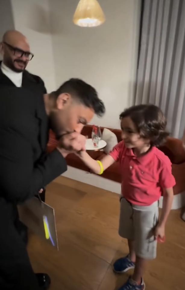 تامر حسني والطفل (سوشيال ميديا)