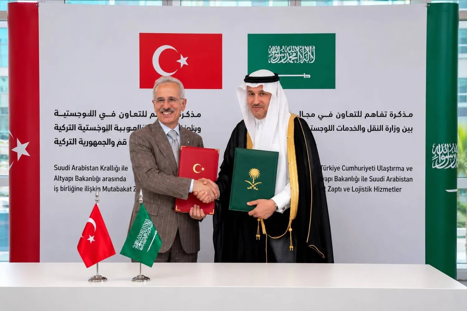The Saudi and Turkish ministers of transport during the signing of the agreements (Saudi Ministry of Transport))