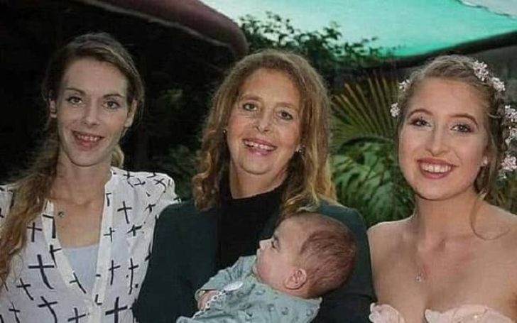 جانا بيزويدنهوت في الوسط وابنتها إلي يسار الصورة (سوشيال ميديا)