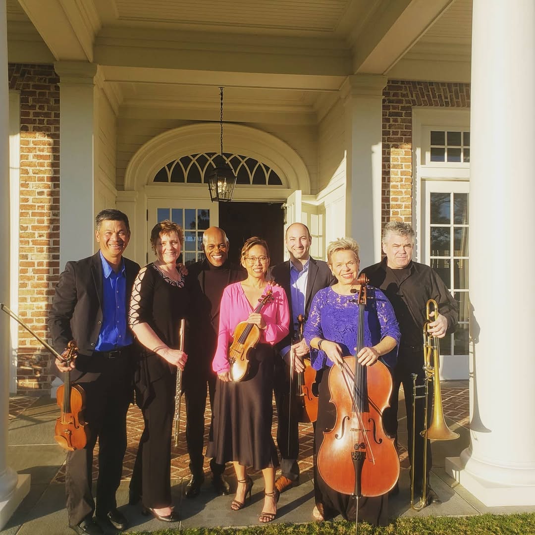 جوبيلانت سايكس مع عازفي الأوركسترا (سوشيال ميديا)