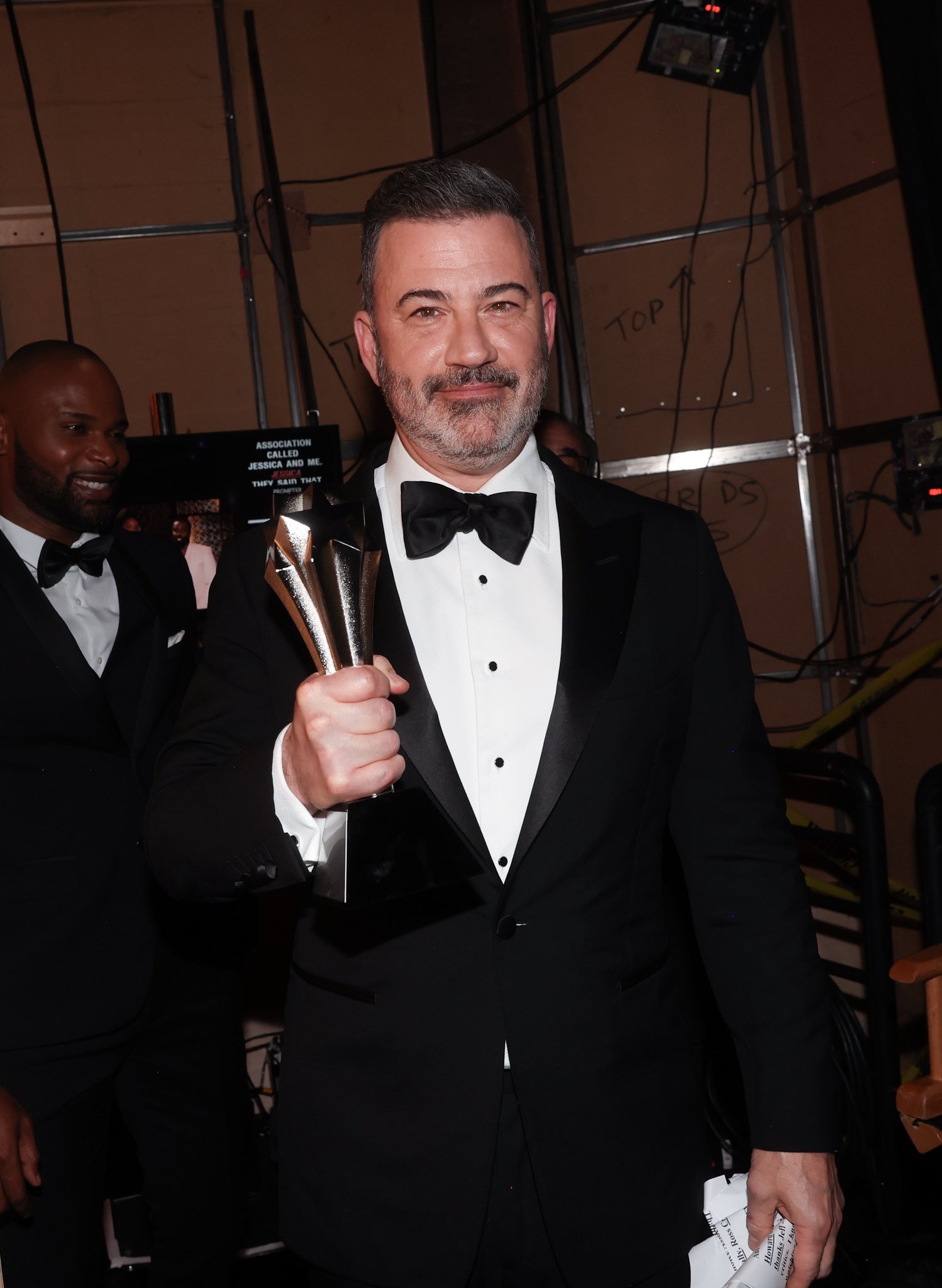 جيمي كيميل رافعاً جائزته (إكس)