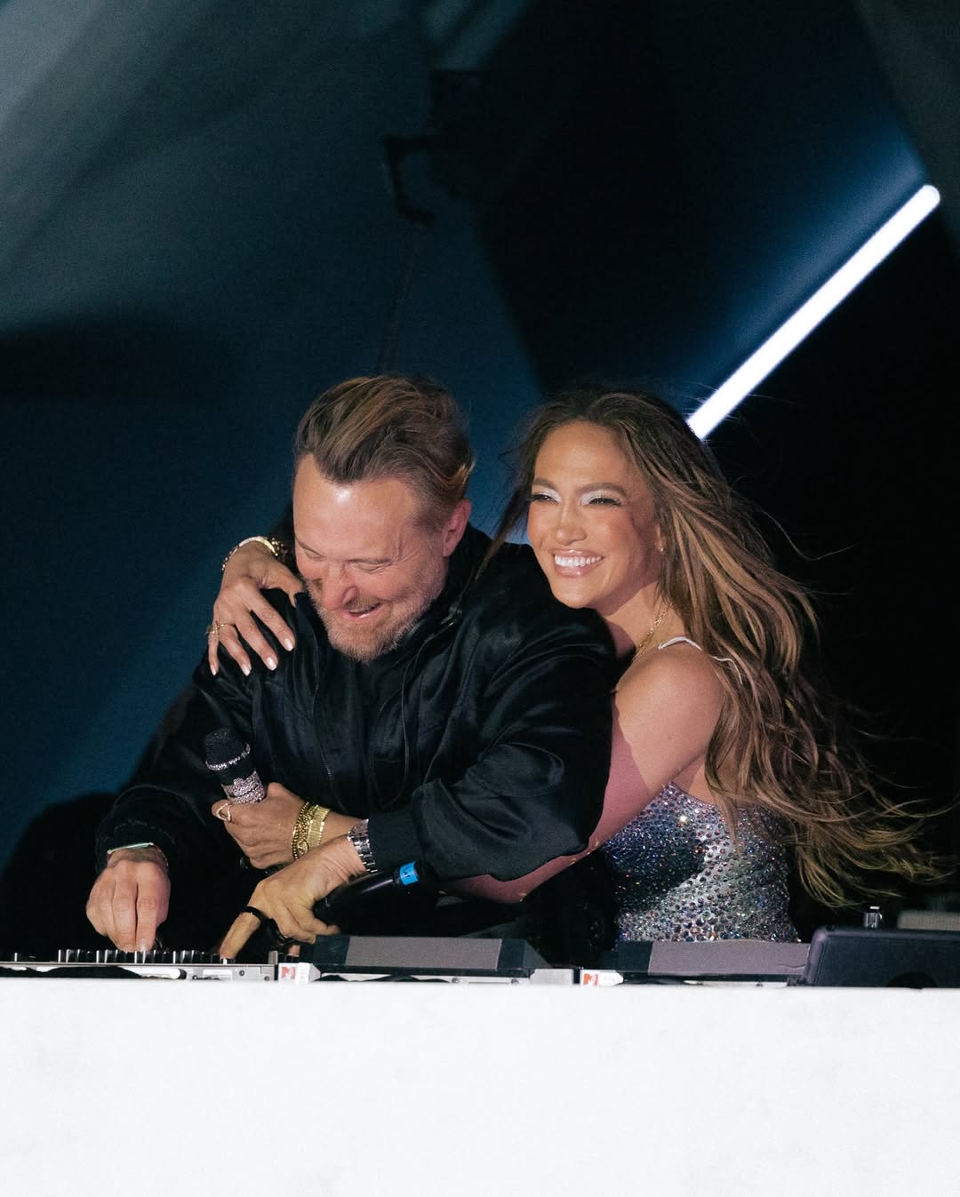 جينيفر لوبيز وديفيد غيتا (سوشيال ميديا)