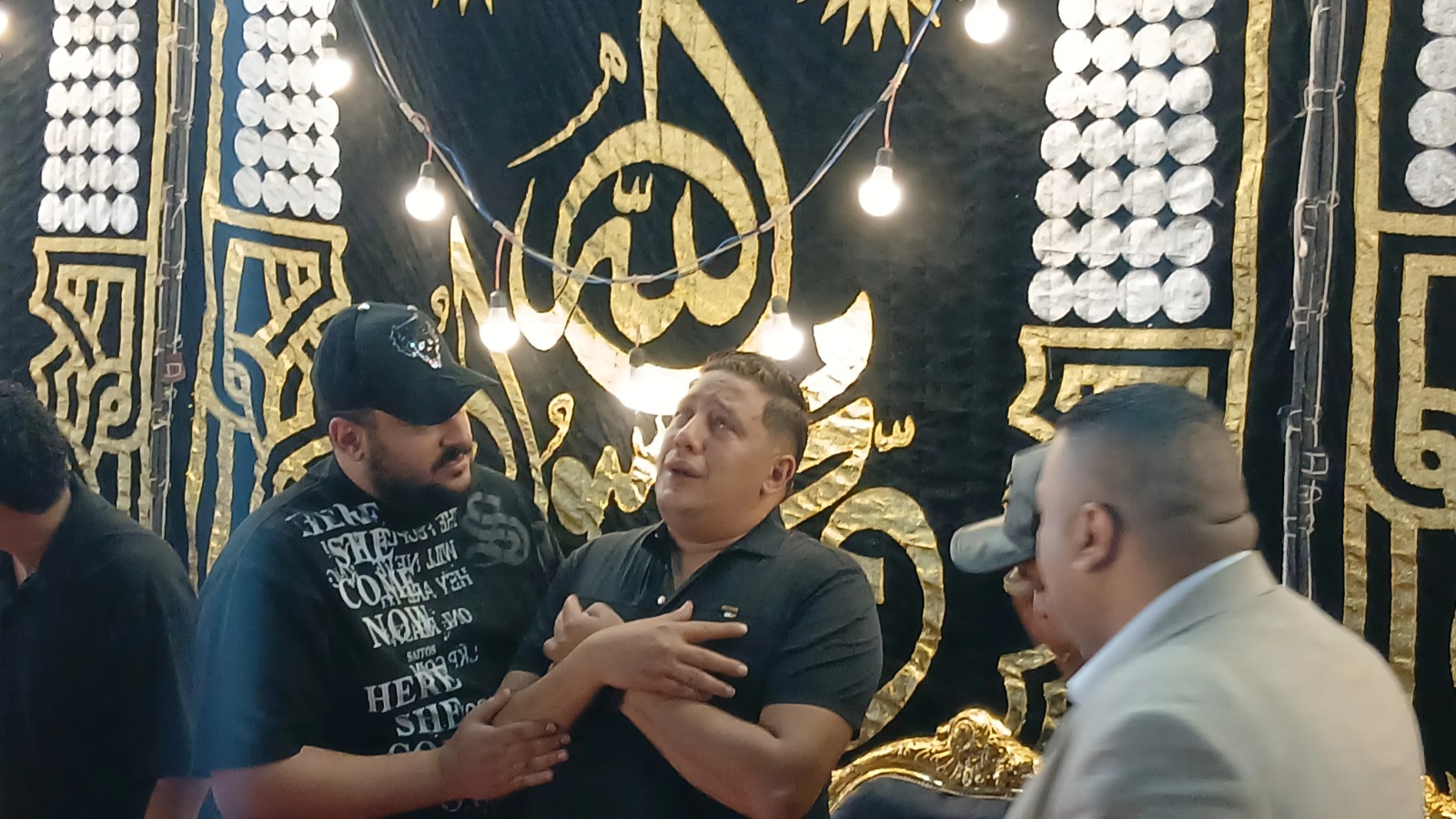 حمو بيكا يبكي في عزاء والده (سوشيال ميديا)