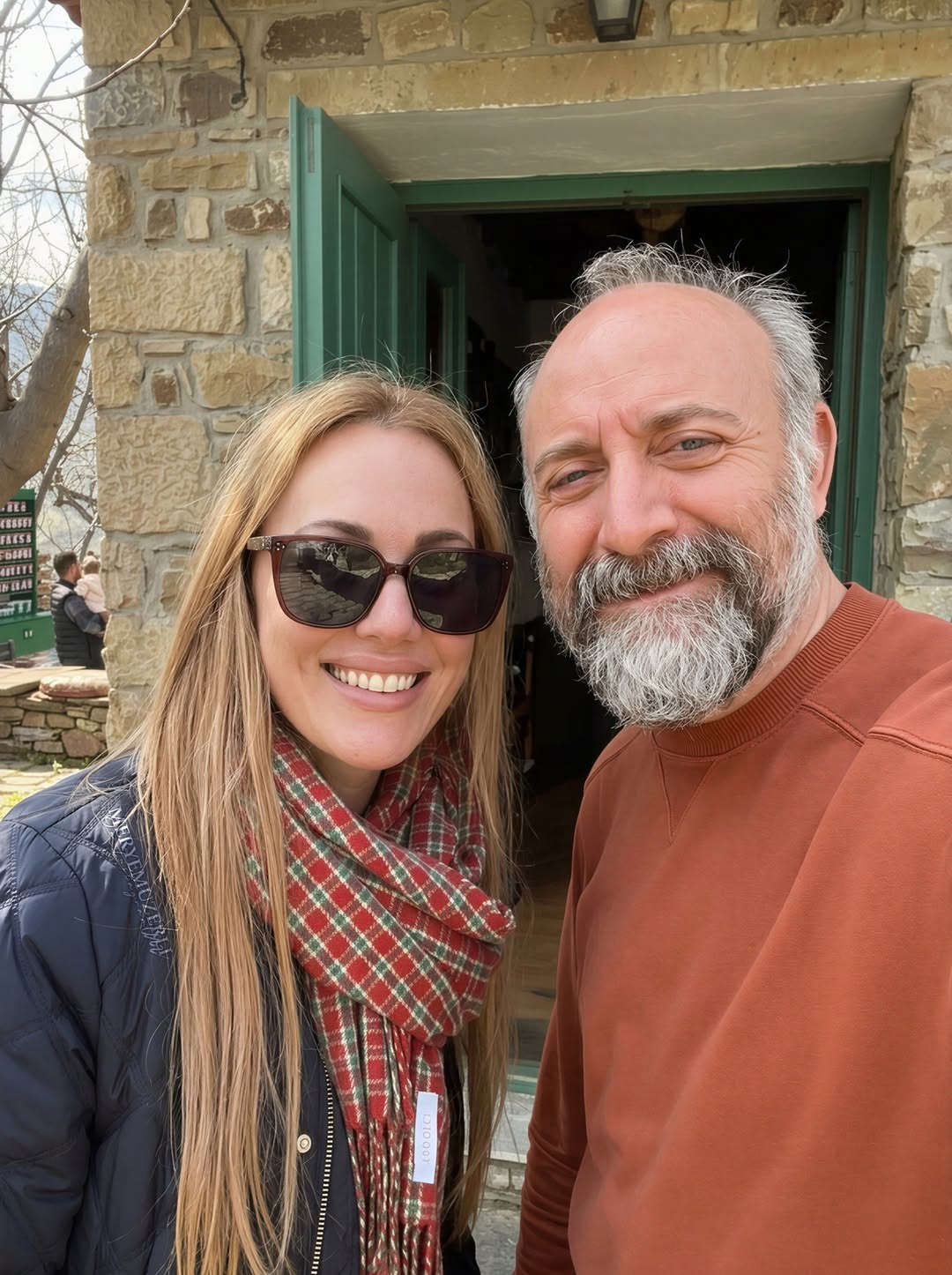 خالد أرغنتش ومريم أوزرلي في موقع التصوير (إنستغرام)