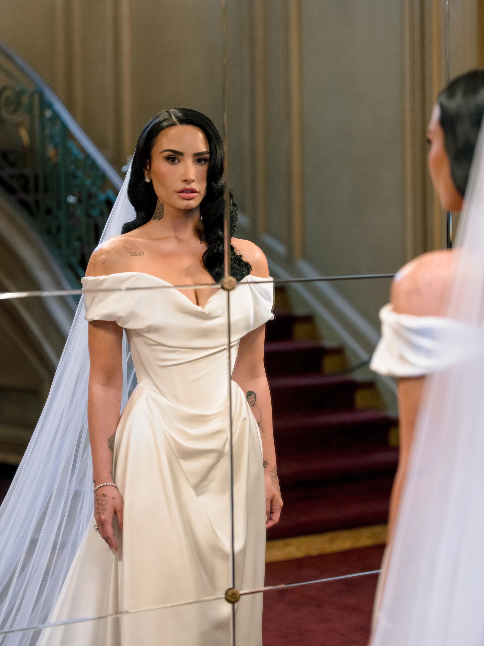 ديمي لوفاتو بفستان الزفاف