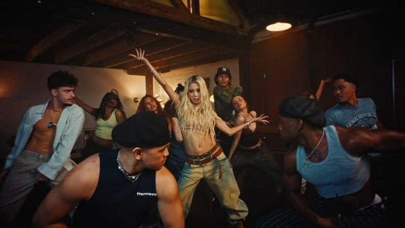 شيلوه ترقص في الكليب (يوتيوب)