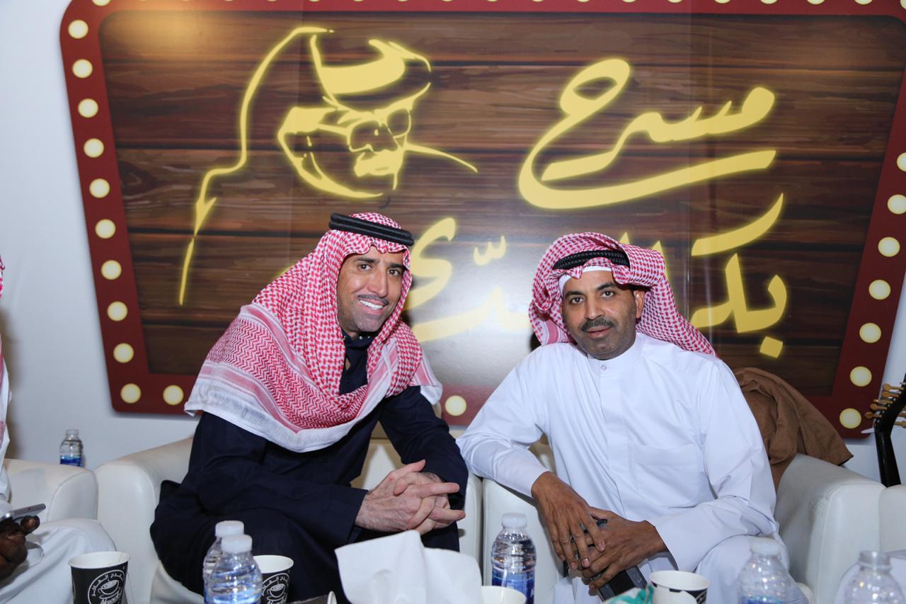 طارق العلي في كواليس إحدى المسرحيات (سوشيال ميديا)
