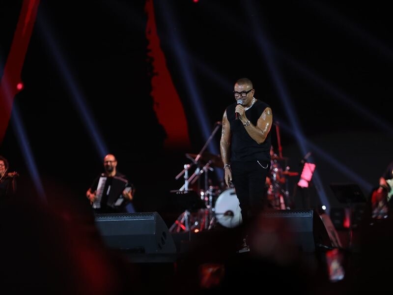 عمرو دياب على المسرح (إكس)