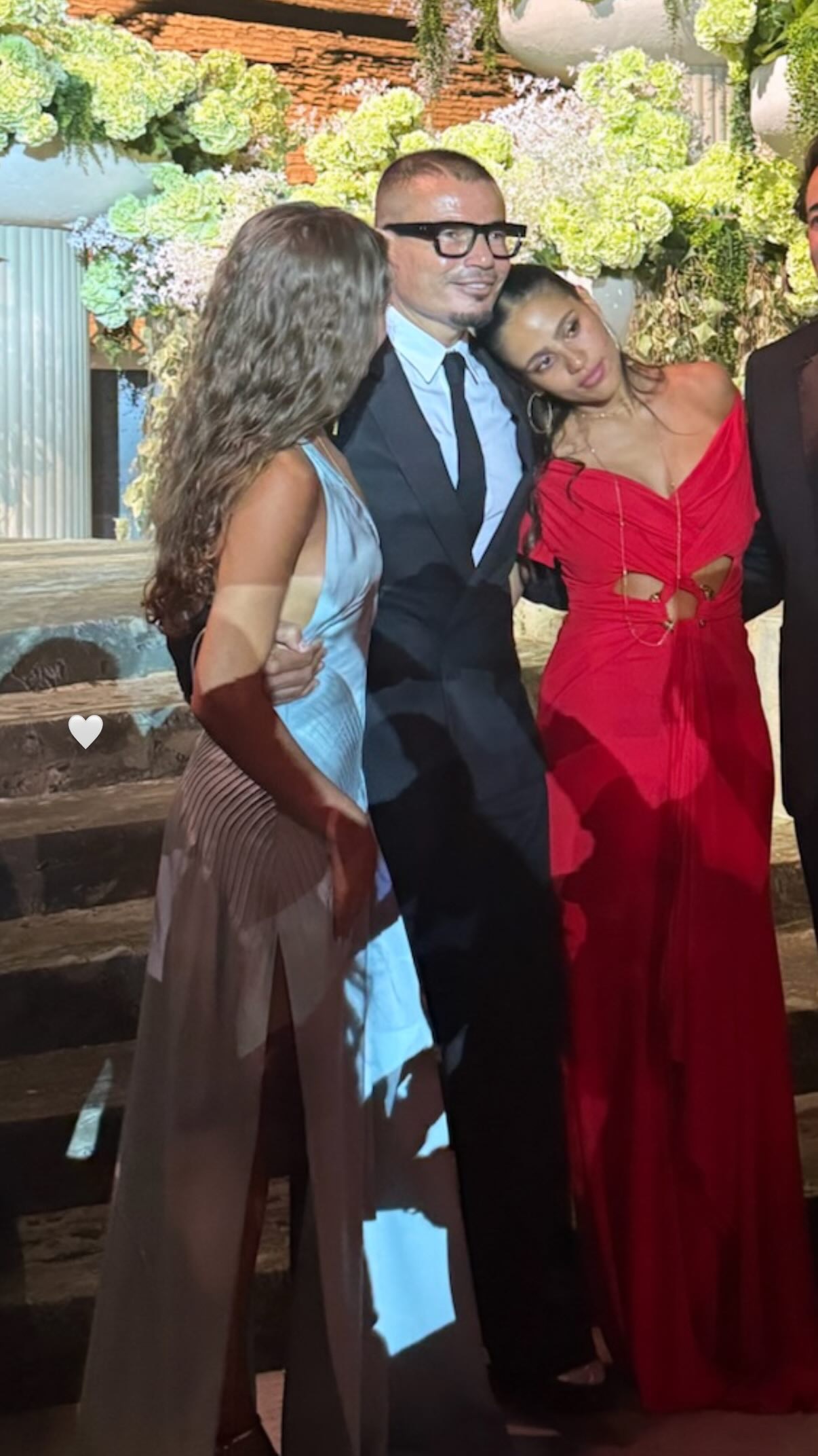 عمرو دياب مع ابنتيه كنزي وجنا