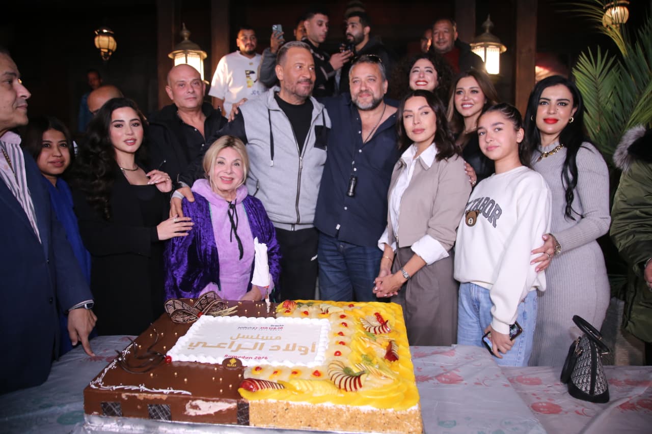 فادية عبد الغني مع أسرة مسلسل أولاد الراعي (سوشيال ميديا)