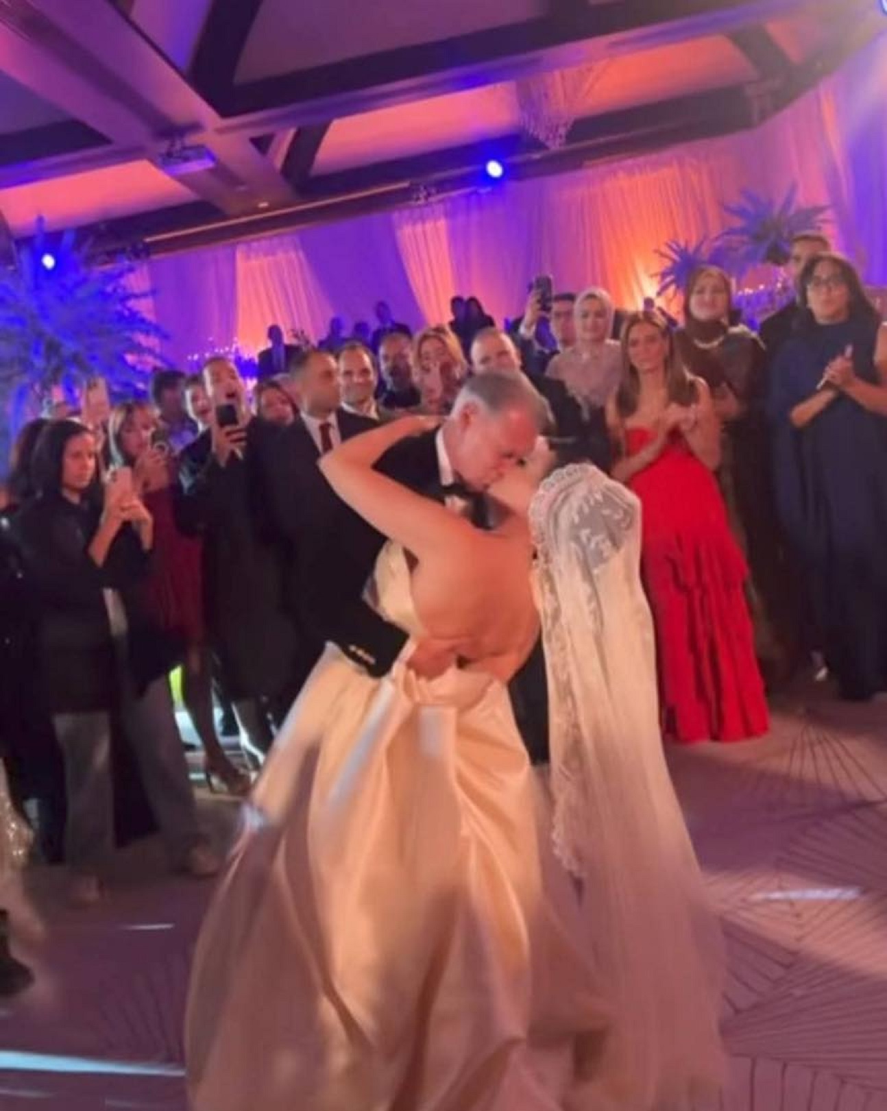 قبلة العريس (إنستغرام)