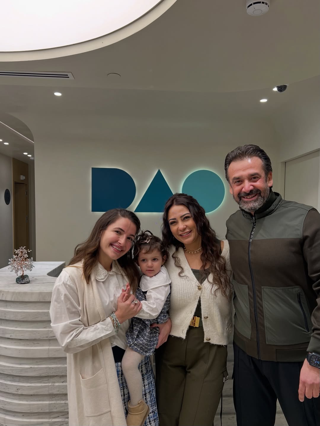 كريم عبد العزيز وزوجته وشام الذهبي وابنتها (إنستغرام)