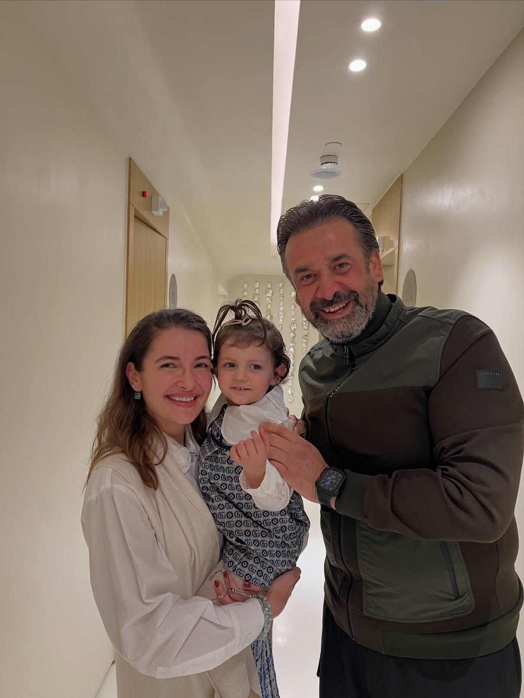 كريم عبد العزيز وشام الذهبي وابنتها (إنستغرام)