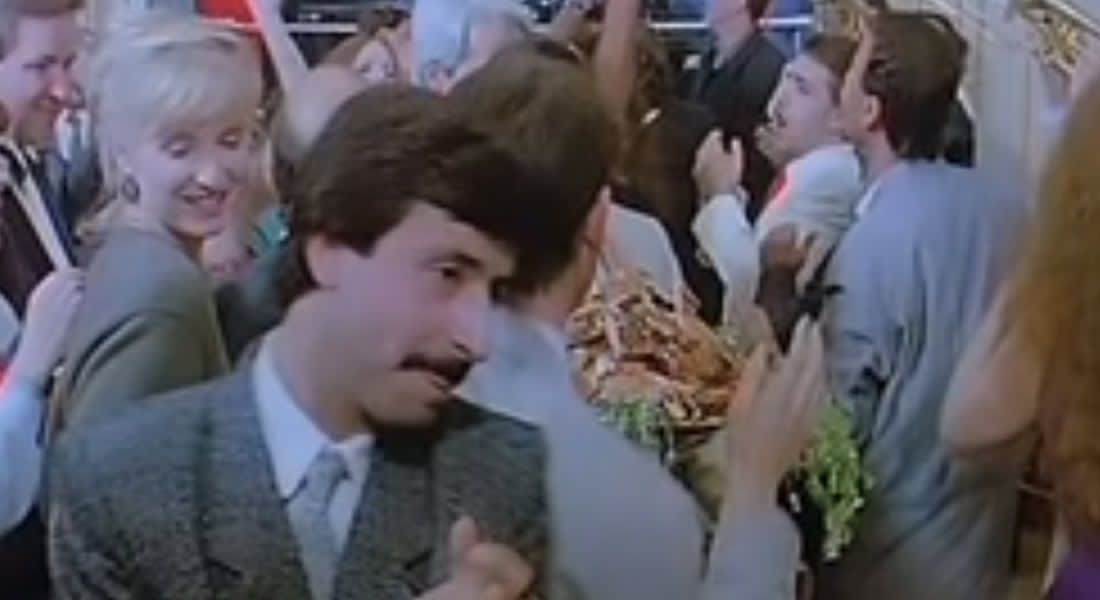 كيت بلانشيت في الفيلم إلى يسار الصورة