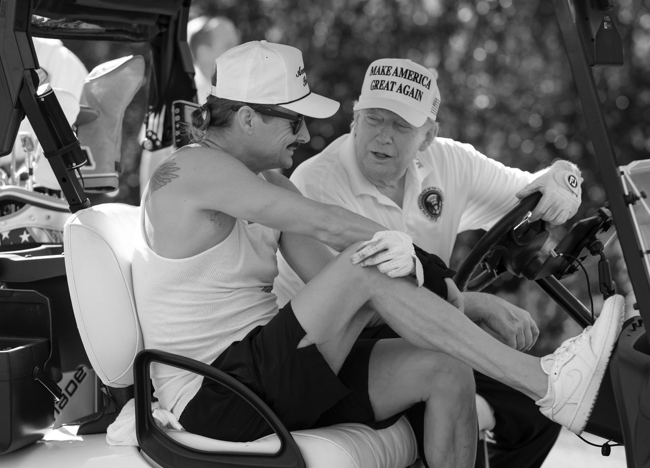 كيد روك ودونالد ترامب في عربة غولف (إكس)