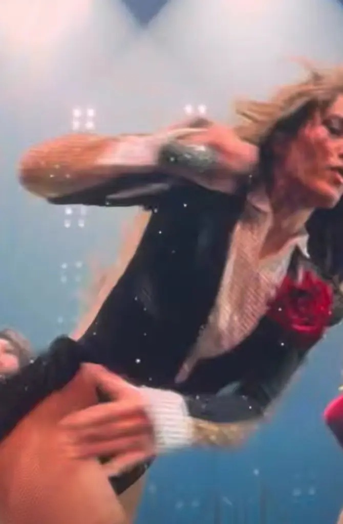 لقطة تعثر جينيفر لوبيز (سوشيال ميديا)