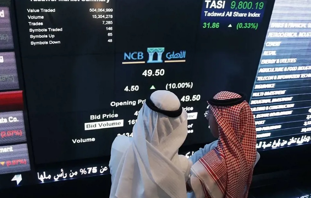متداولون يراقبون سوق الأسهم (أ ف ب)