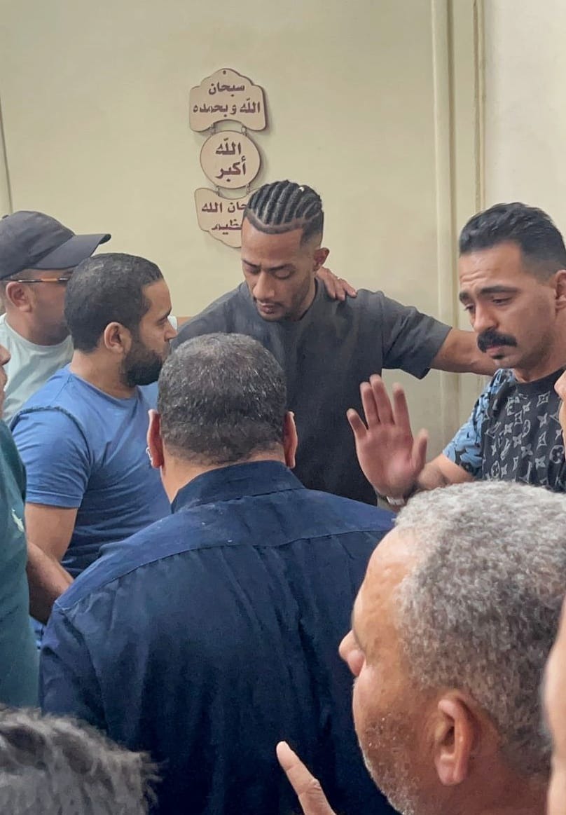 محمد رمضان في تشييع والده (سوشيال ميديا)