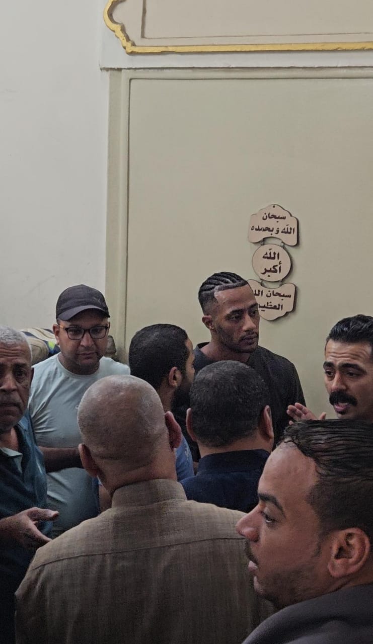 محمد رمضان في جنازة والده (سوشيال ميديا)