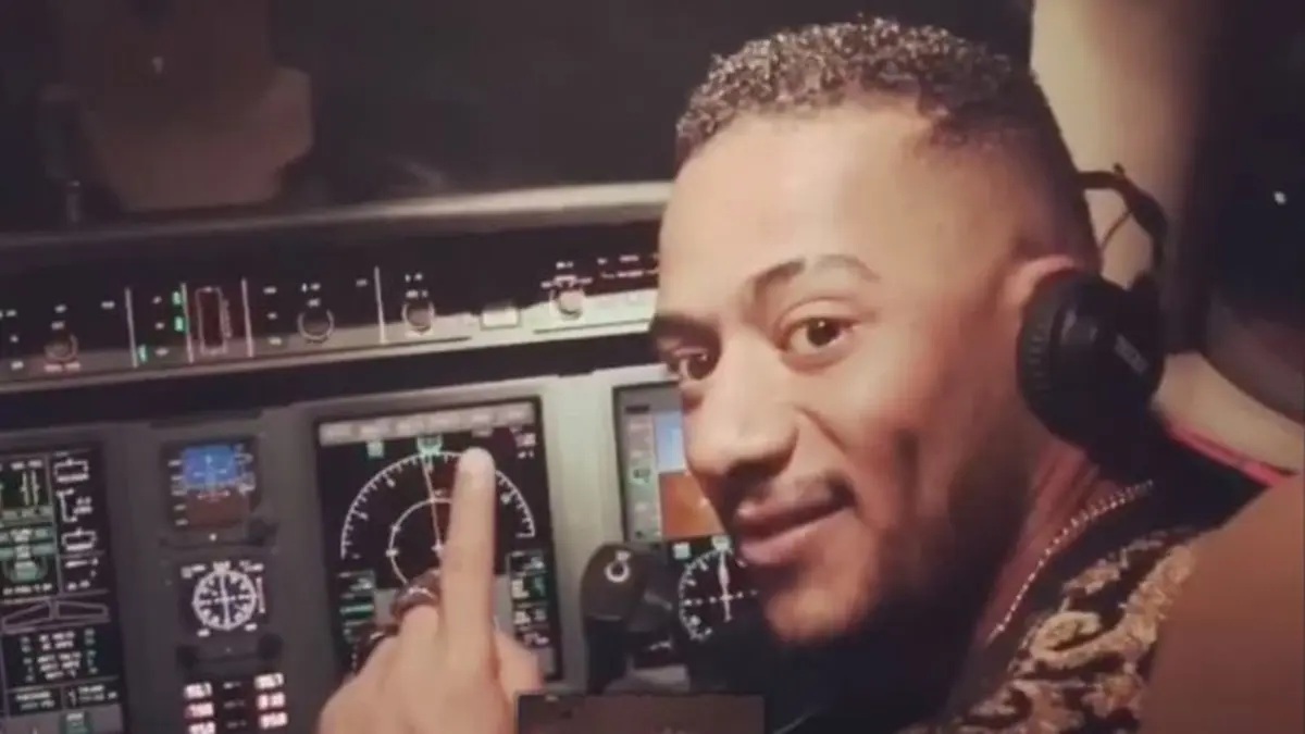 محمد رمضان في مقصورة الطائرة (إنستغرام)