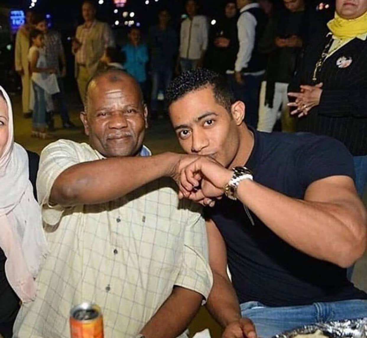 محمد رمضان مقبلاً يد والده (إكس)