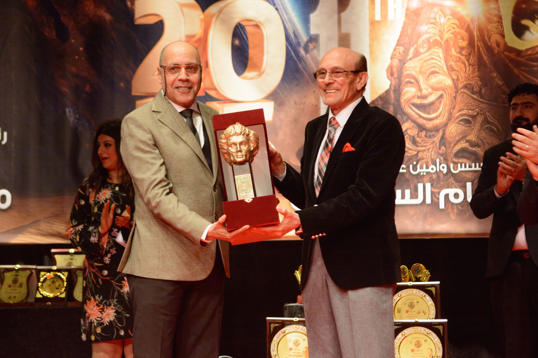 محمد صبحي يهدي المهرجان درع استديو الممثل (فيسبوك)