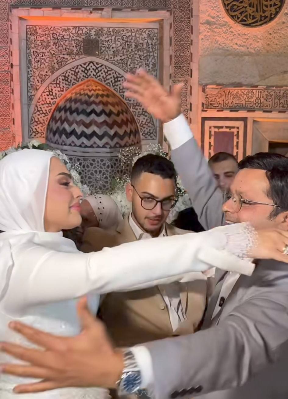 محمد هنيدي يراقص ابنته (سوشيال ميديا)