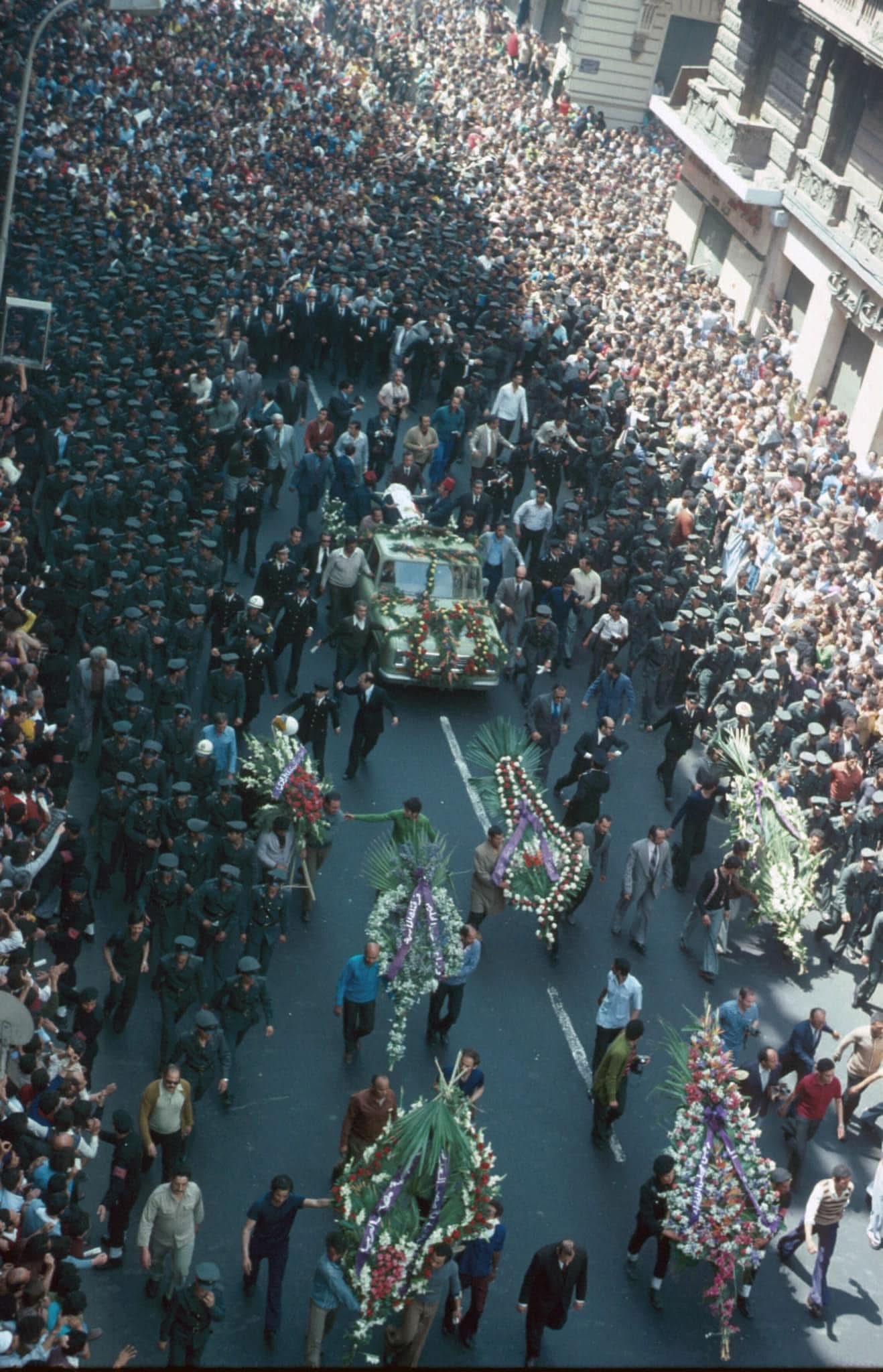 من جنازة جنازة عبد الحليم حافظ (سوشيال ميديا)