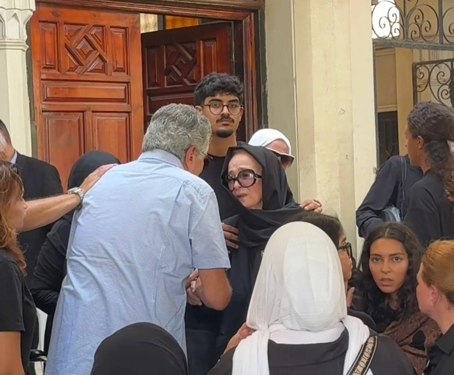 نجلاء فتحي في عزاء ابنتها (سوشيال ميديا)