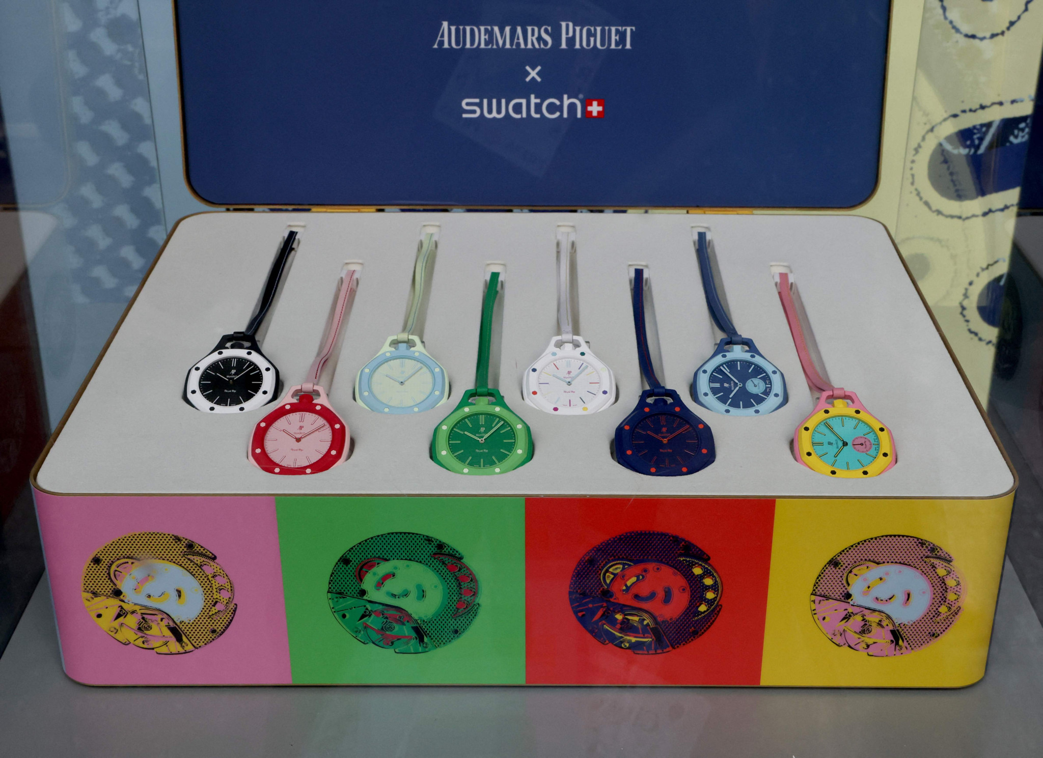 نماذج مختلفة من الساعة الجديدة Audemars Piguet x Swatch Royal Pop (أ ف ب)