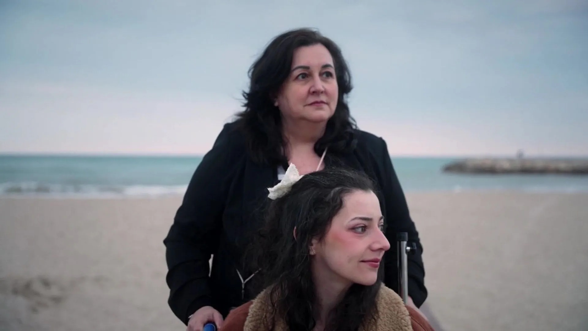 نويليا كاستيلو ووالدتها (سوشيال ميديا)