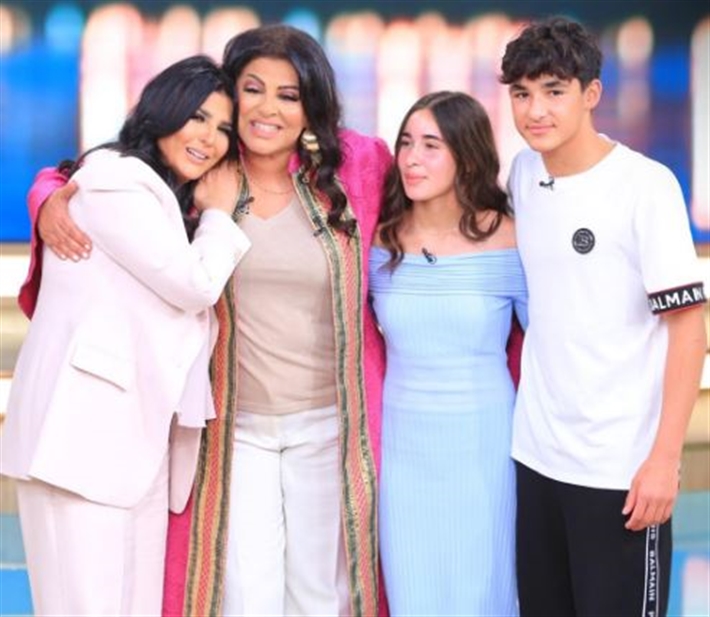 هالة صدقي مع ابنها وابنتها ومنى الشاذلي (سوشيال ميديا)