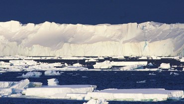 شهدت أنتاركتيكا في آب تساقطاً للأمطار بدلاً من الثلوج للمرة الأولى في التاريخ الموثق. وفي شباط 2020، اجتازت الحرارة في أنتاركتيكا عتبة العشرين درجة مئوية للمرة الأولى أيضاً (أ ف ب).
