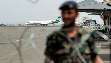 أحد أفراد القوات الأمنية الموالية للحوثيين في مطار صنعاء (أ ف ب).
