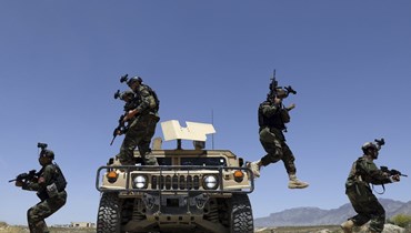 دورية لجنود أفغان بالقرب من قاعدتهم العسكرية في إحدى ضواحي كابول (أ ف ب).