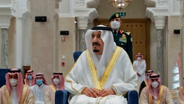 صورة وزعها الديوان الملكي السعودي تظهر الملك سلمان يؤدّي صلاة عيد الفطر (أ ف ب).