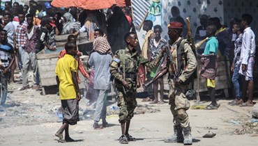 عناصر من القوة العسكرية الصومالية الداعمة لقادة المعارضة المناهضة للحكومة، في أحد شوارع مقديشو بالصومال (أ ف ب).