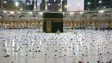 تباعد اجتماعي بين المصلين في مكة بسبب فيروس كورونا (أ ف ب).