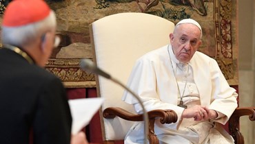 البابا فرنسيس في لقاء مع أحد الكرادلة في الفاتيكان (أ ف ب).