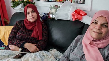 النائبتان فايزة بوهليل ومحبوبة بن ضفالة من "حركة النهضة" الإسلامية تشاركان في إضراب عن الطعام احتجاجاً على قرارات الرئيس التونسي (أ ف ب).